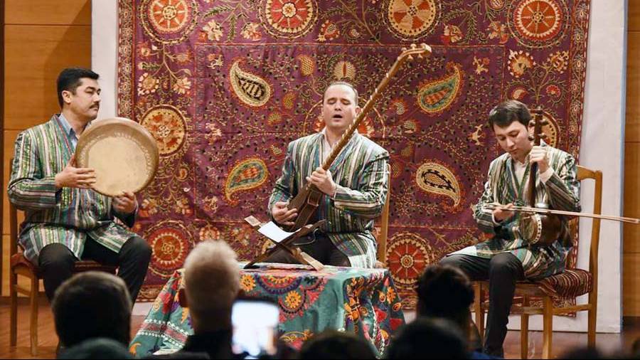В Узбекистане планируют включать народные мелодии в начале и конце рабочего дня