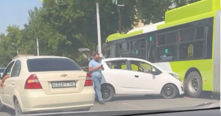 В Ташкенте автомобиль Spark врезался в автобус — видео
