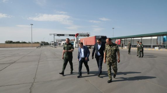 Узбекистан и Казахстан договорились решить проблему с грузовиками на границе