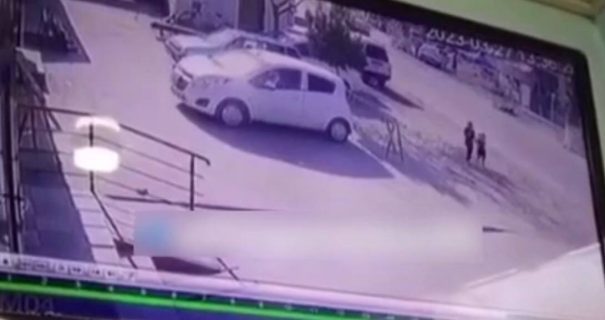 В Фергане подросток на скорости сбил двух детей — видео