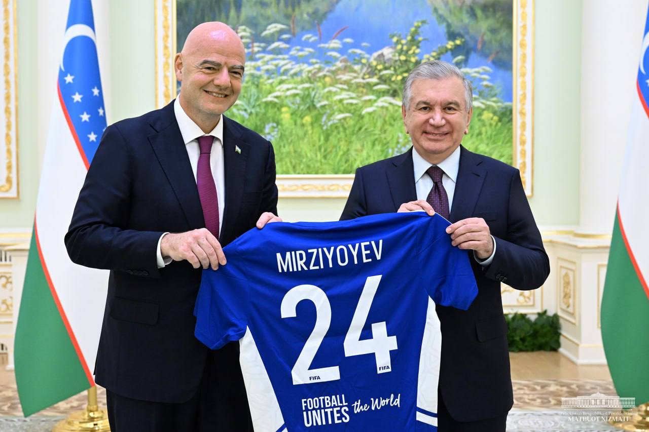 Руководитель FIFA подарил Мирзиёеву именную футболку