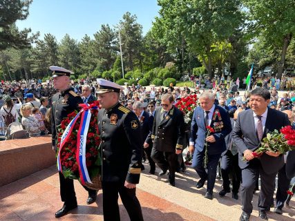 Сотни жителей Ташкента отметили 9 мая — видео