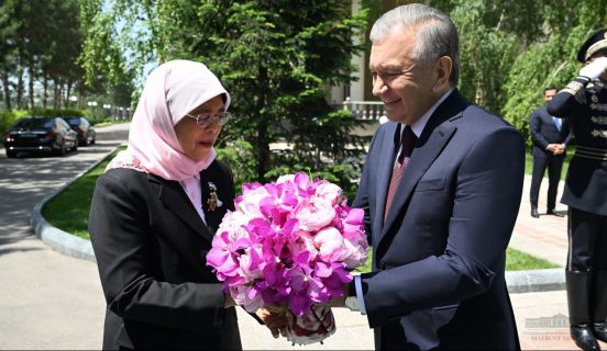 В резиденции Куксарой торжественно встретили президента Сингапура