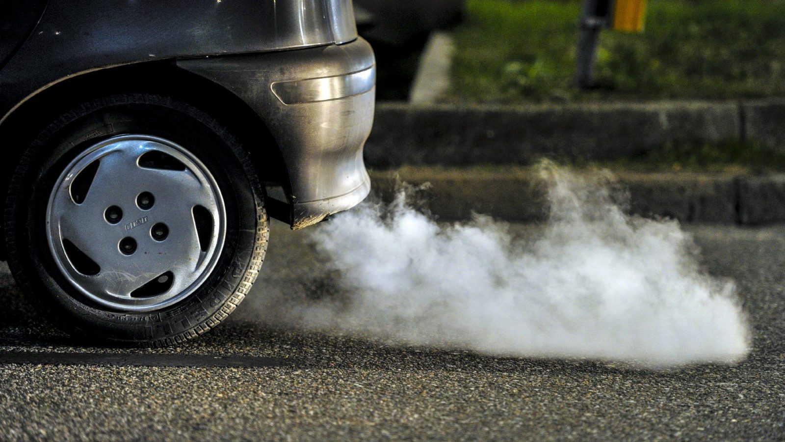 В Узбекистане предложили запретить продажу автомобилей с двигателями внутреннего сгорания