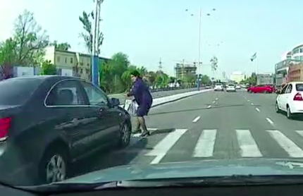 В Ташкенте водитель на скорости сбил женщину — видео