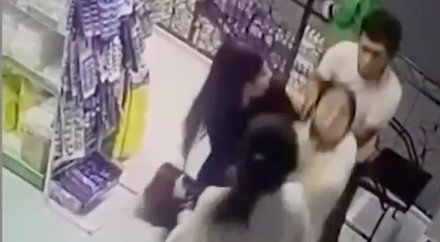 В Ташобласти парень жестоко избил свою девушку в магазине — видео