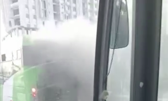 В Ташкенте автобус проехался с открытым отсеком, загрязняя воздух выхлопными газами — видео