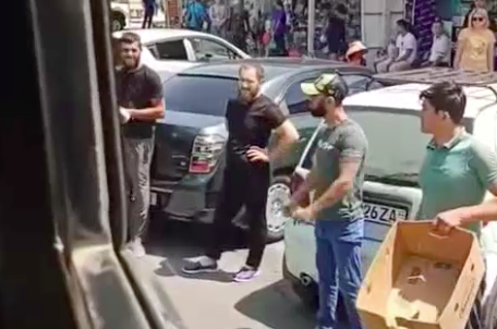 В Ташкенте водители забаррикадировали движение автобусу и преследовали водителя — видео