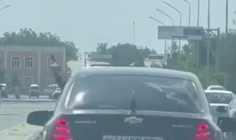 В Кашкадарье мужчина прокатился по городу, запугивая водителей «пистолетом» — видео