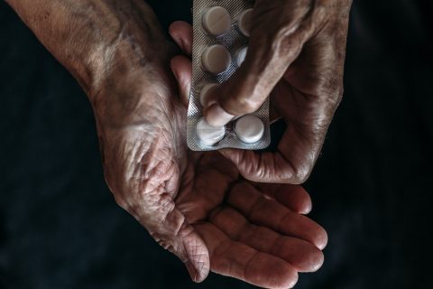 Минздрав прокомментировал слухи о том, что пожилым людям дают опасные китайские лекарства