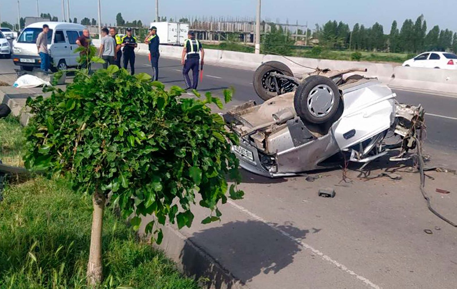 В Ташкенте автомобиль разорвало от удара о фонарный столб — видео