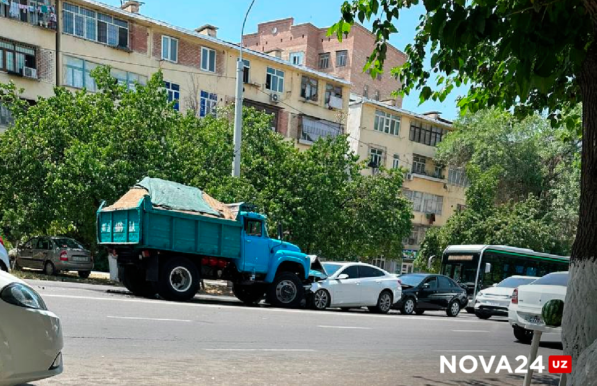 В Ташкенте грузовик без водителя устроил крупное ДТП с несколькими машинами — видео