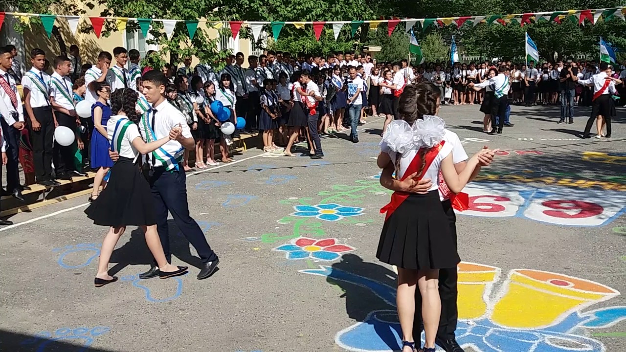 В школах Узбекистана начали запрещать вальс на выпускном
