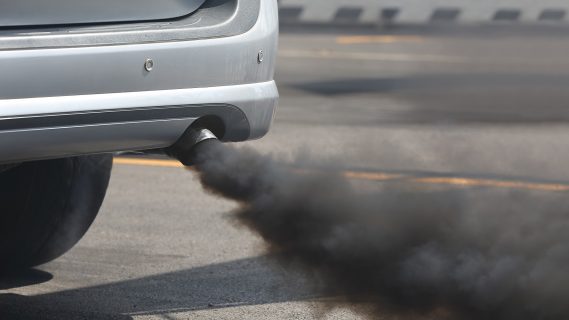Больше тысячи водителей наказали за загрязняющие выбросы