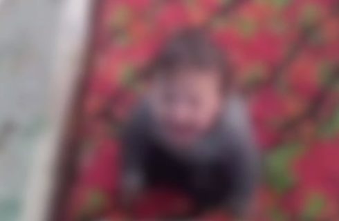 Житель Ташобласти избил и пинал детей — видео