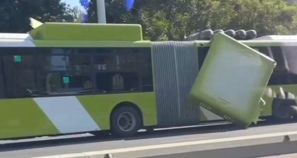 В Ташкенте автобус-гармошка попал в ДТП — видео