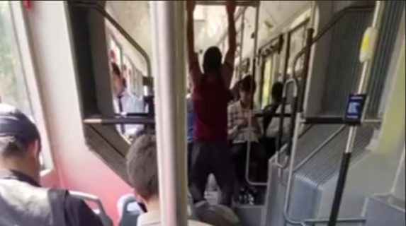 В Ташкенте мужчина подтягивался на поручнях автобуса и приставал к школьницам — видео