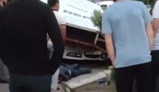 В Намангане рекламная конструкция упала на мужчину — видео