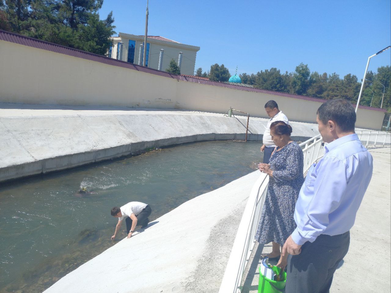 В Ташкенте пожаловались на неприятный запах канала Карасу: экологи вони не учуяли