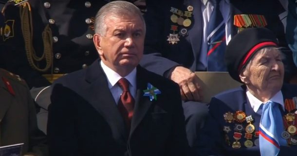 Шавкат Мирзиёев прибыл на Парад Победы с ленточкой флага Узбекистана