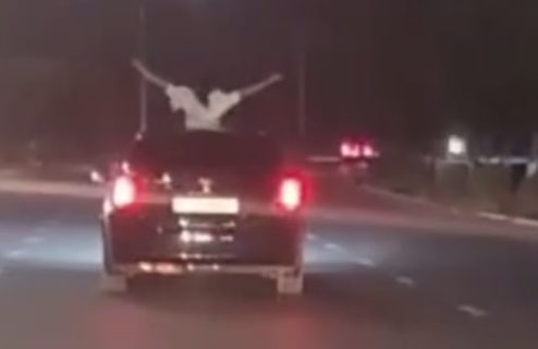 В Андижане девушка прокатилась с ветерком, высунувшись из автомобиля — видео