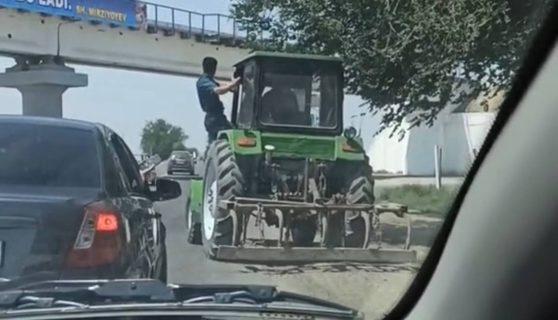 Пьяный мужчина прокатил на тракторе сотрудника ОВД — видео