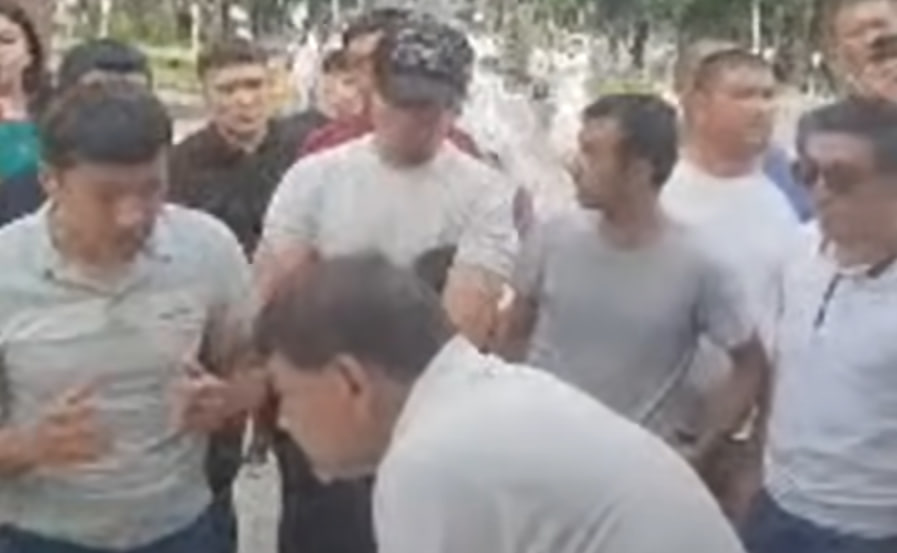 В Андижане жители с кулаками набросились на мужчину, собиравшего подписи для открытия партии — видео