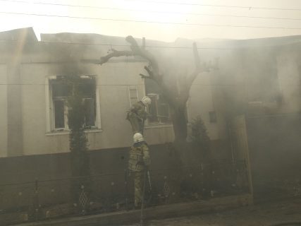 В Ташобласти загорелись три соседних дома