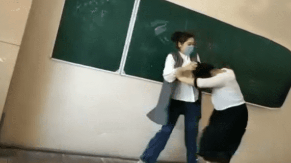 В Самаркандской области школьницы устроили «расправу» над одноклассницей — видео