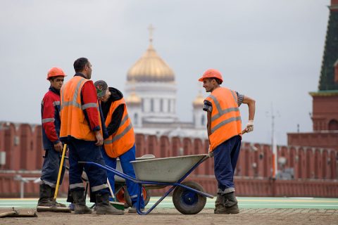 В России призвали платить мигрантам столько же, сколько и россиянам