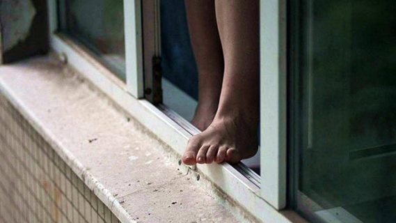 В Нукусе девушка прыгнула с окна после смерти двух детей