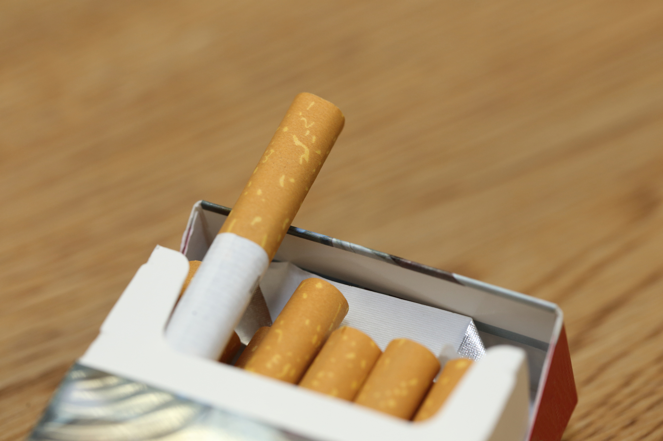Кандидат от Экопартии предложил запретить продавать сигареты тем, кто родился после 2009 года