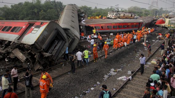 Президент Узбекистана выразил соболезнования в связи со столкновением поездов в Индии