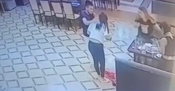 Мужчина бросил стакан в лицо девушке за отказ познакомиться — видео