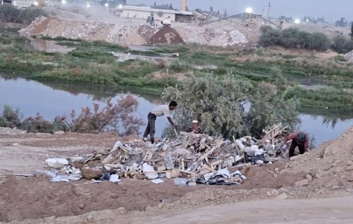 «Без слез не взглянешь»: Жители превращают реку Чирчик в мусорную свалку