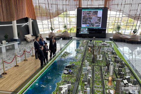 Президент посмотрел на план строительства современного массива в Самарканде