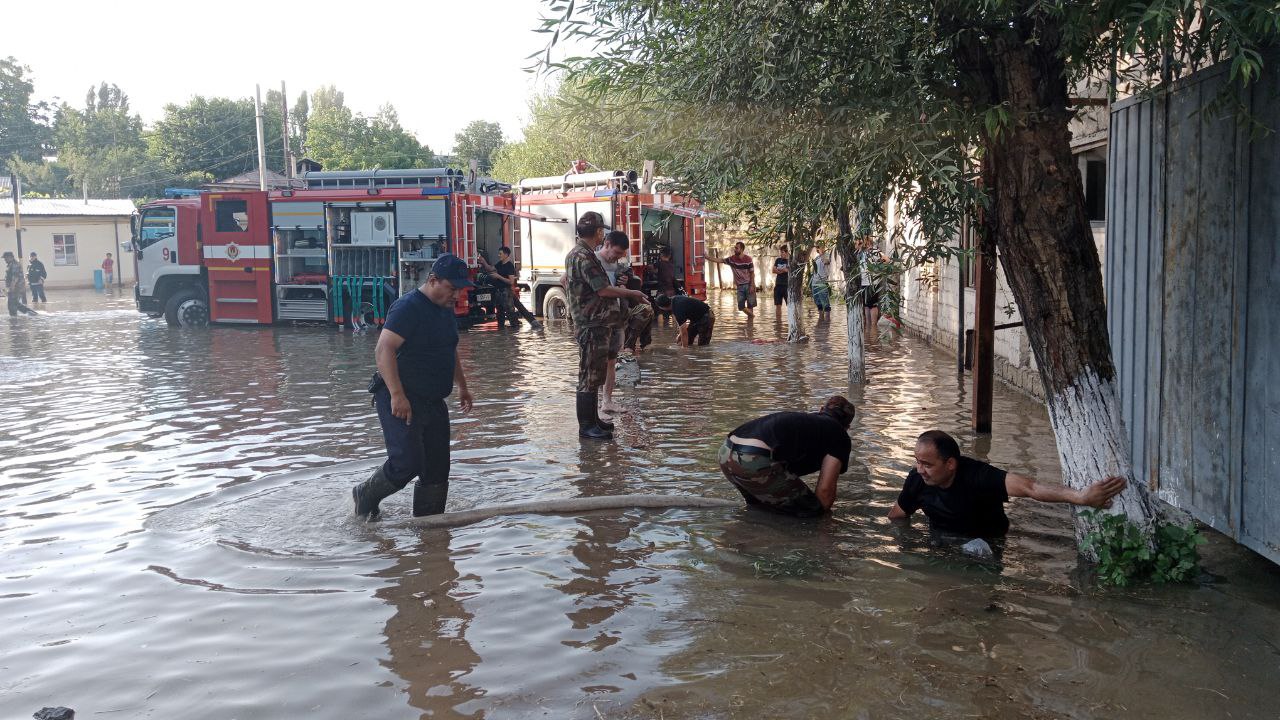 В Сергелийском районе Ташкента серьезно подтопило махаллю