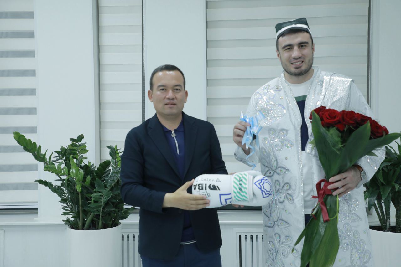 Хоким Сурхандарьи подарил квартиру двукратному чемпиону мира по боксу
