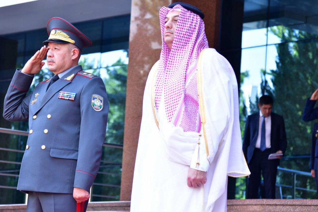 Министр обороны Узбекистана принял военную делегацию Катара