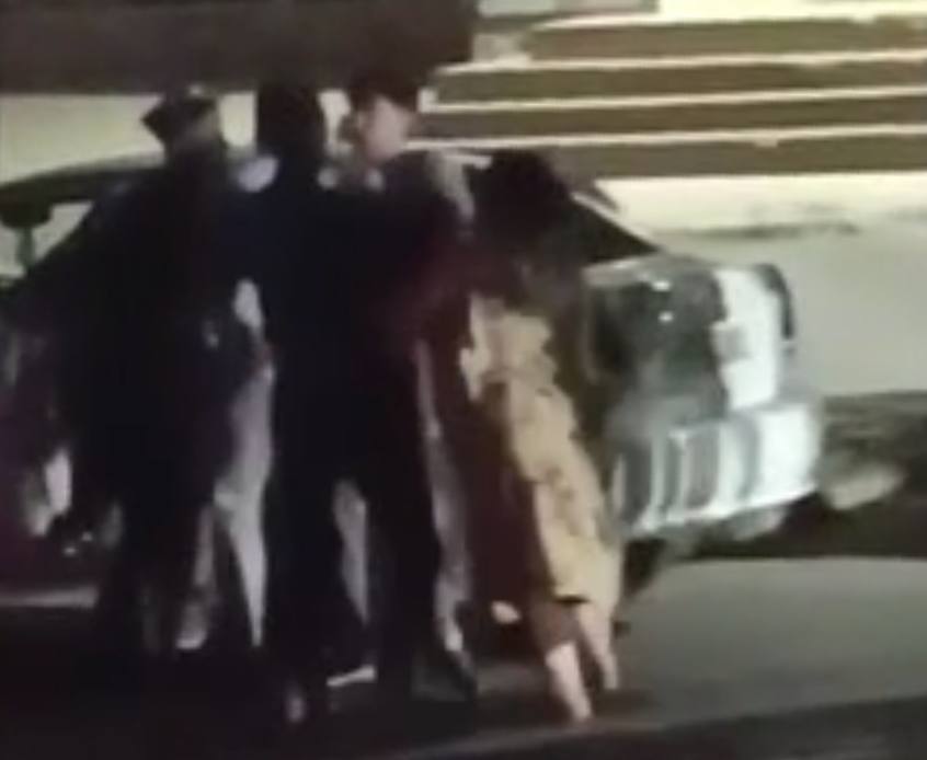 В Самарканде парень снял с себя обувь и покусал стража правопорядка — видео