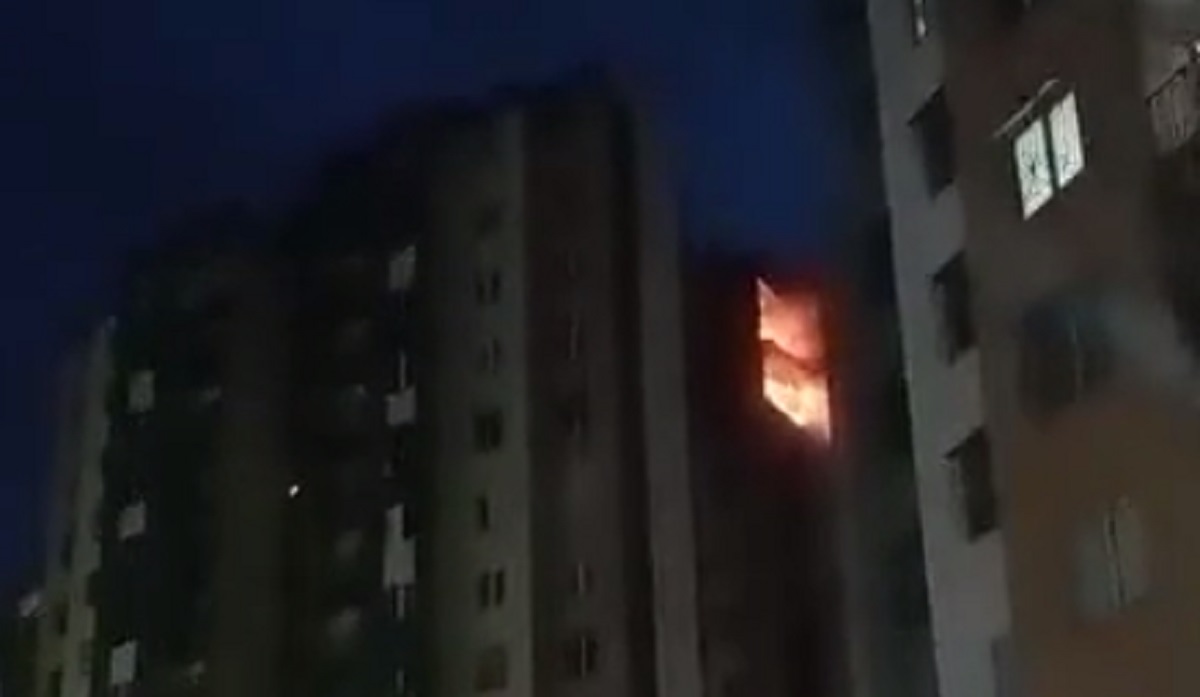 В Ташкенте загорелся дом, где ранее рухнул лифт с людьми — видео
