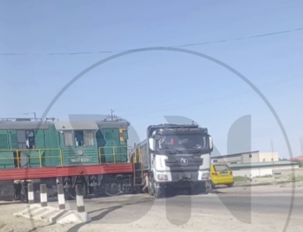 В Бухарской области на ж/д путях столкнулись тепловоз и грузовик — видео