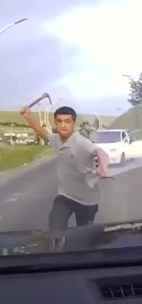 «‎GTA Андижан»‎: водитель Matiz прижал Equinox к обочине и разбил киркой лобовое стекло