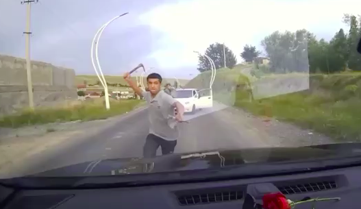 «‎GTA Андижан»‎: водитель Matiz прижал Equinox к обочине и разбил киркой лобовое стекло — видео