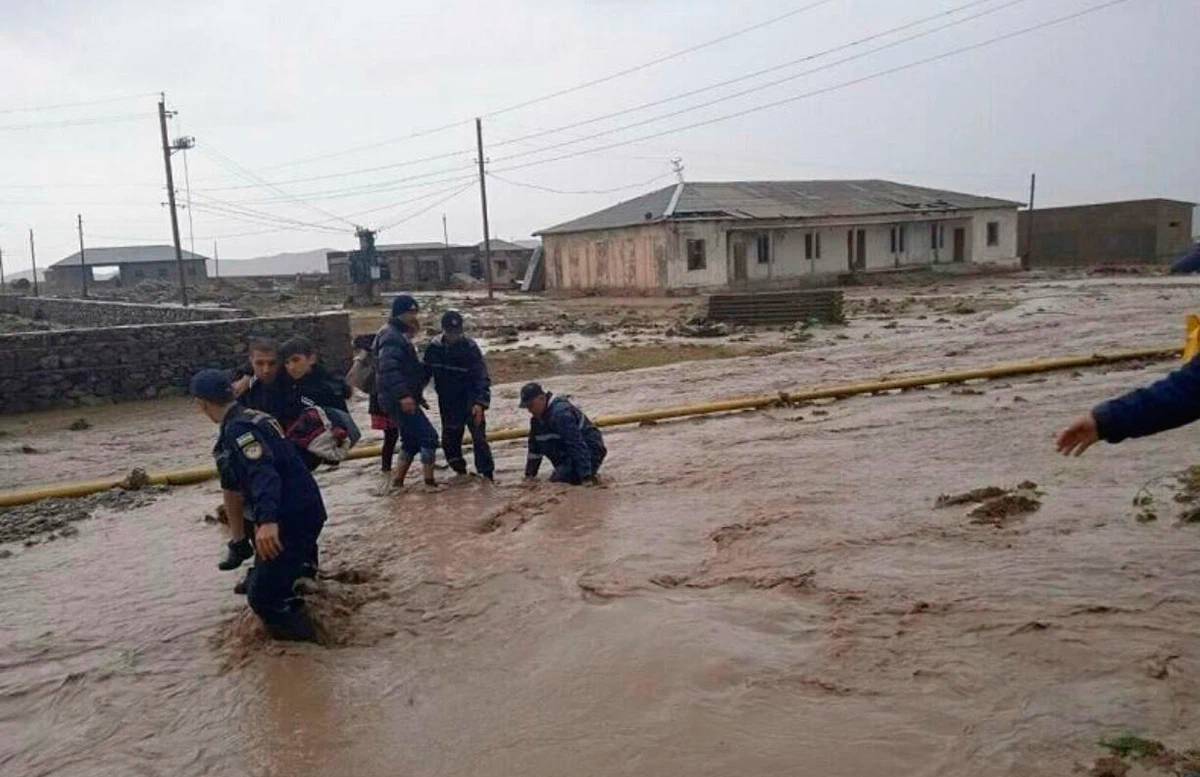 Узбекистанцев экстренно предупредили об опасности селе-паводков из-за сильных дождей