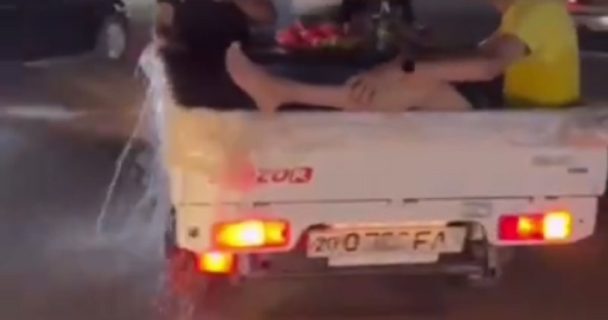 Парни соорудили бассейн в кузове Labo и съели арбуз на ходу — видео