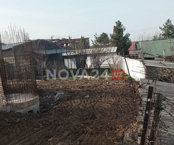 «Поставили перед фактом»: В Ташкенте «Узбекистон темир йуллари» строит дом без согласия соседей