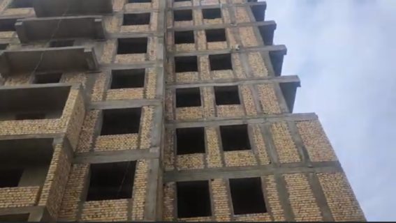 В Ташкенте с новостройки падают кирпичи и куски цемента — видео