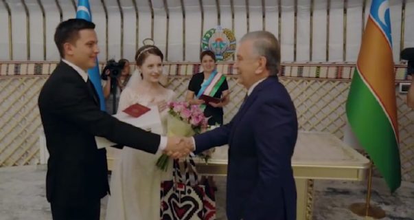 Президент нагрянул на свадьбу в Нукусе — видео