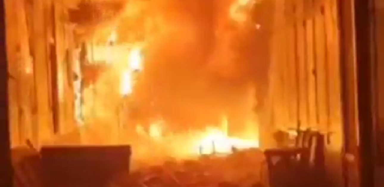 В Коканде загорелся рынок: огонь перекинулся на жилые дома — видео